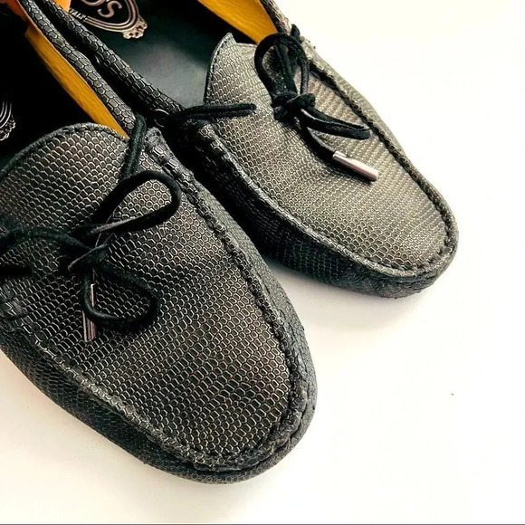 TOD’S Gommino Textured Leather Loafers - Picture 7 of 9